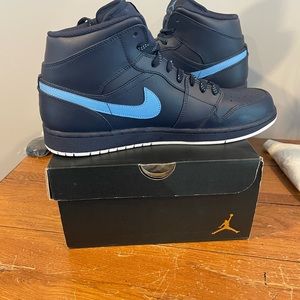 Jordan 1 obsidian/university blue-white